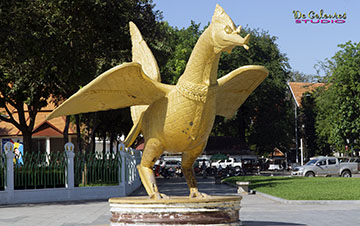 GOLDEN BIRD AT WAT BOTUM